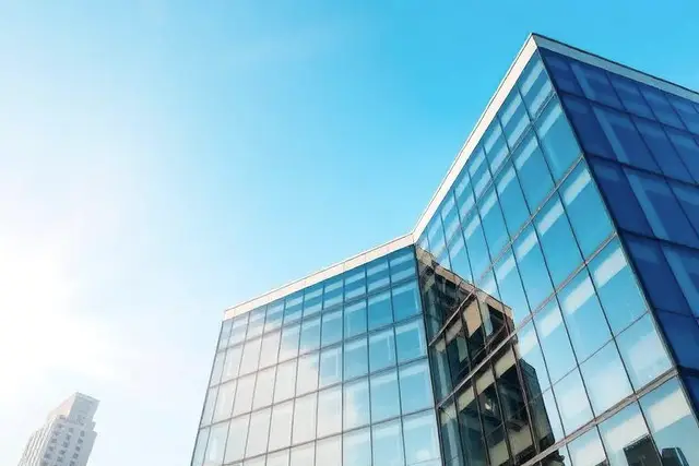 Equipe de funcionários reunida no ambiente de trabalho da empresa